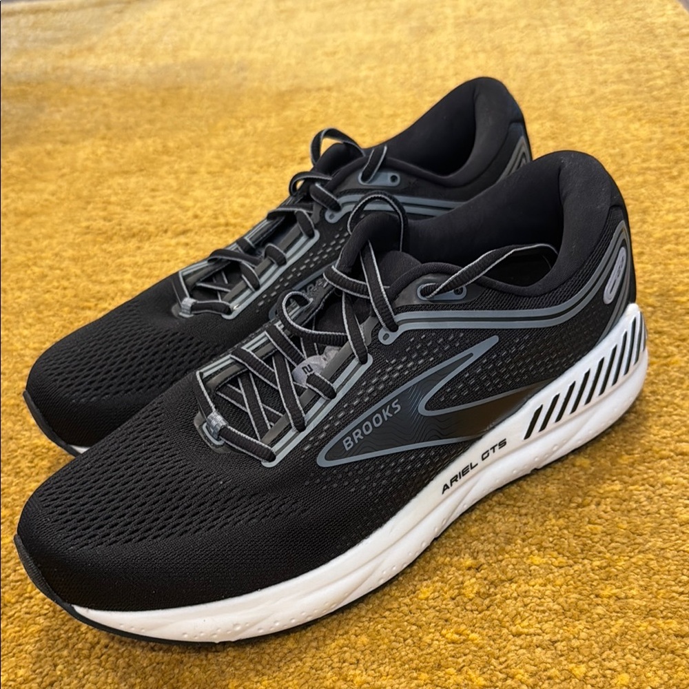 Brooks Ariel GTS 23 Black and White Running Shoes - Size 11